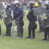 Bild eins, Vorhang auf: Schwerst bewaffnete Polizisten besetzen ein Spielfeld, von einer Wurst attackiert. Attac!