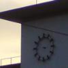 Bild fünf: Eisig zieht der graue Wind durch den weiten Weg zurück, ohne Zeiger steht die gestrichene Zeit hoch oben wachend. Burgdorf, im März 2011.